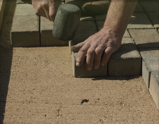 img-img-man-laying-blocks-mob
